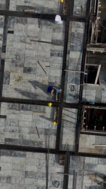 Mühendisler ve işçiler aktif olarak yapılandırılmış bir emlak projesi inşa ediyorlar.