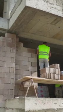 Etkin inşaat altındaki yoğun bir emlak projesi.