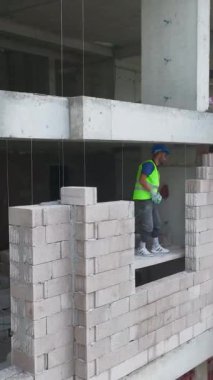 Modern gayrimenkul geliştirme için aktif bir inşaat sahası.