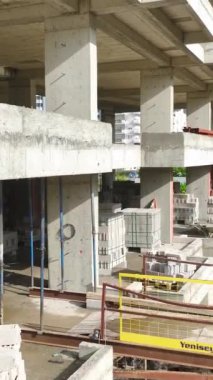 Mühendisler bir sonraki beton döküm hazırlıklarını denetliyor..