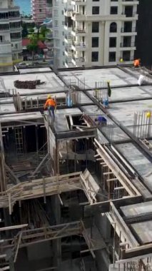 Takım çalışması ve ilerlemeyle dolu aktif bir emlak sahası..