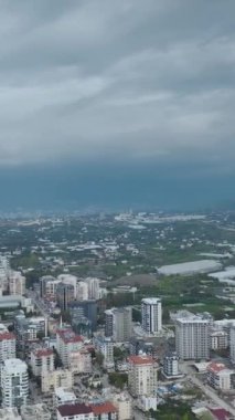 Mühendisler aktif emlak şantiyesinde ilerleme kaydediyorlar..