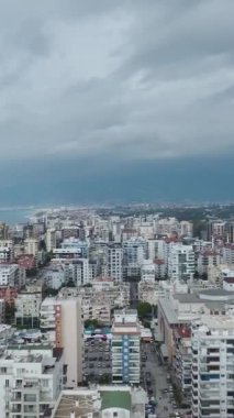 Takım çalışmasını ve sıkı çalışmayı gösteren modern emlak projesi.