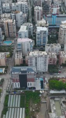 Mühendisler gayrimenkul projesini büyük bir dikkatle yönetiyorlar..