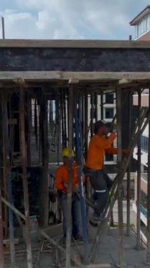 İnşaat alanı, organize takım çalışması ile aktif ilerleme gösteriyor.