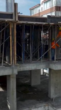 Gayrimenkul projesi takım çalışması ile etkili bir şekilde gelişiyor.