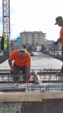 Mühendisler düz inşaat ilerlemesi.