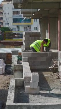 Modern gayrimenkul geliştirmenin aktif inşaatı.