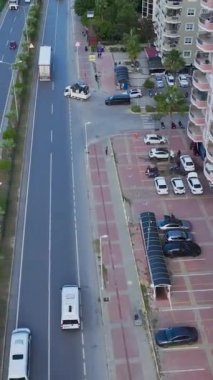 Akdeniz kıyıları yukarıdan görülürken göz kamaştırıcı şehir manzarası.