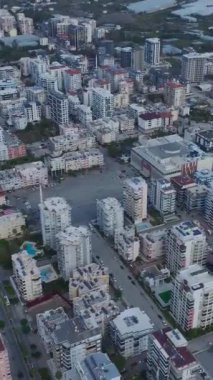 Göz kamaştırıcı şehir silüeti Akdeniz kıyıları görünürde.