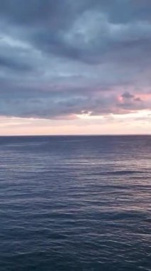 Akdeniz üzerindeki günbatımı büyüsü Parlak renkler ve sakin dalgalarla.