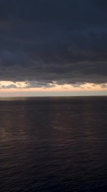 Akdeniz 'in üzerinde büyülü deniz dokularıyla ışıl ışıl gün batımı.