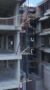 İşçiler, yoğun bir inşaat sahasına beton döşüyorlar.