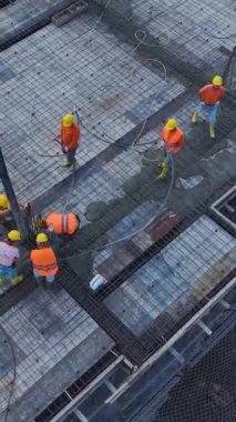 Konut binasının temelleri için beton dökülüyor..