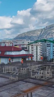 İşçiler konut projesi için aktif olarak beton döküyorlar.