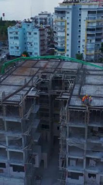 Modern bir inşaat projesi için beton dökülüyor.