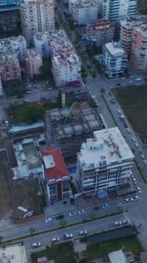 İşçiler etkin bir inşaat alanına beton döküyorlar.