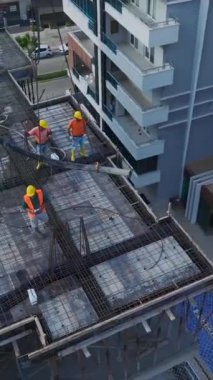 İnşaat sahasına beton temeller atan işçiler.