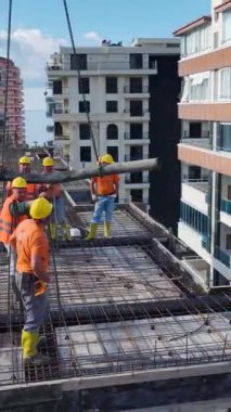 Yüksek binaların temelleri için beton dökülüyor.