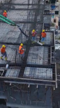 Bir konut projesi için beton dökülüyor..