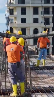 Çok katlı bir site için beton dökülüyor.