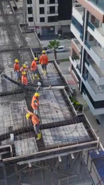 Çok katlı bir binayı şekillendirmek için beton dökülüyor.