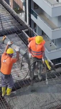 Konut geliştirme vakfı için beton dökülüyor.