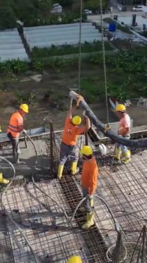 Modern bir yüksek bina için beton döşeniyor..