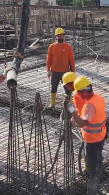 Yüksek katlı yeni bir proje için hassas beton dökülüyor.