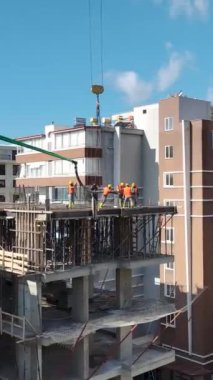 Modern bir konut projesi için beton döşeniyor.