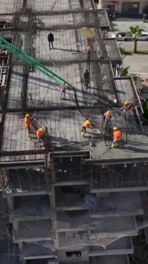 Konut projesinin temeli için sağlam beton döşeme.