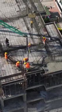 Yeni bir binanın temeli için beton dökülüyor..