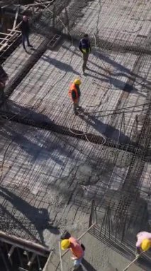 Konut projesi için sağlam bir temel oluşturmak için beton döşemek.