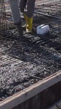 Modern bir gökdelen için beton temeller atıyor..