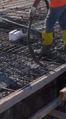 Güçlü bir yapı için beton döken işçiler.
