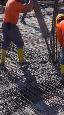 Yeni bir proje için temel beton dökülüyor.
