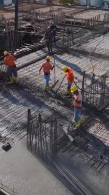 İşçiler çok katlı bir proje için aktif olarak beton döküyorlar.