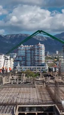 İşçiler yeni bir gökdelen için sağlam bir zemin inşa ediyorlar.