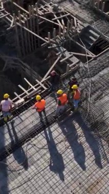 Konut geliştirme temelleri için beton dökülmesi.