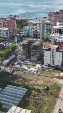 Temelde beton dökülme devam ediyor.