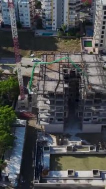 Canlı bir inşaat sahasına beton dökülüyor..