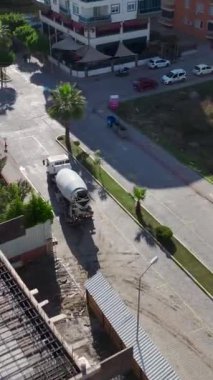 Temeli titizlikle beton döken işçiler.