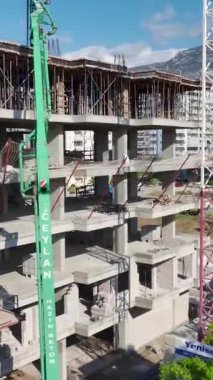 Modern bir konut binasının beton temelini atmak.