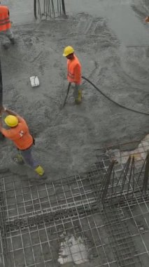 Yoğun bir yerleşim yerinde katı bir üs için beton dökülüyor..