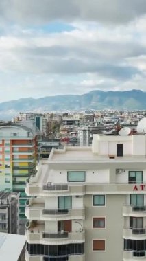 Modern bir konut projesinin temelini oluşturmak için beton dökülüyor..