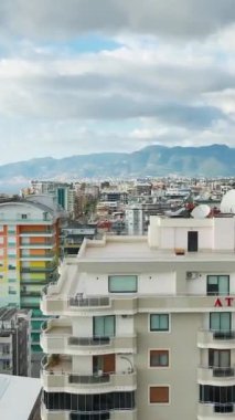 İşçiler etkin bir şekilde zemini betonla döşüyorlar.