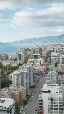 Modern bir konut binasının temelini hassas bir şekilde atmak..