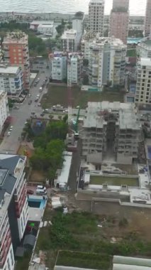 Çok katlı bir konut projesini desteklemek için bölgeye beton dökülüyor.