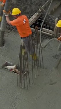 İşçiler etkin bir şekilde çok katlı bir binanın tabanını şekillendiriyorlar.