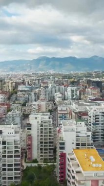 Yüksek katlı bir konut projesi için beton temeller atmak.